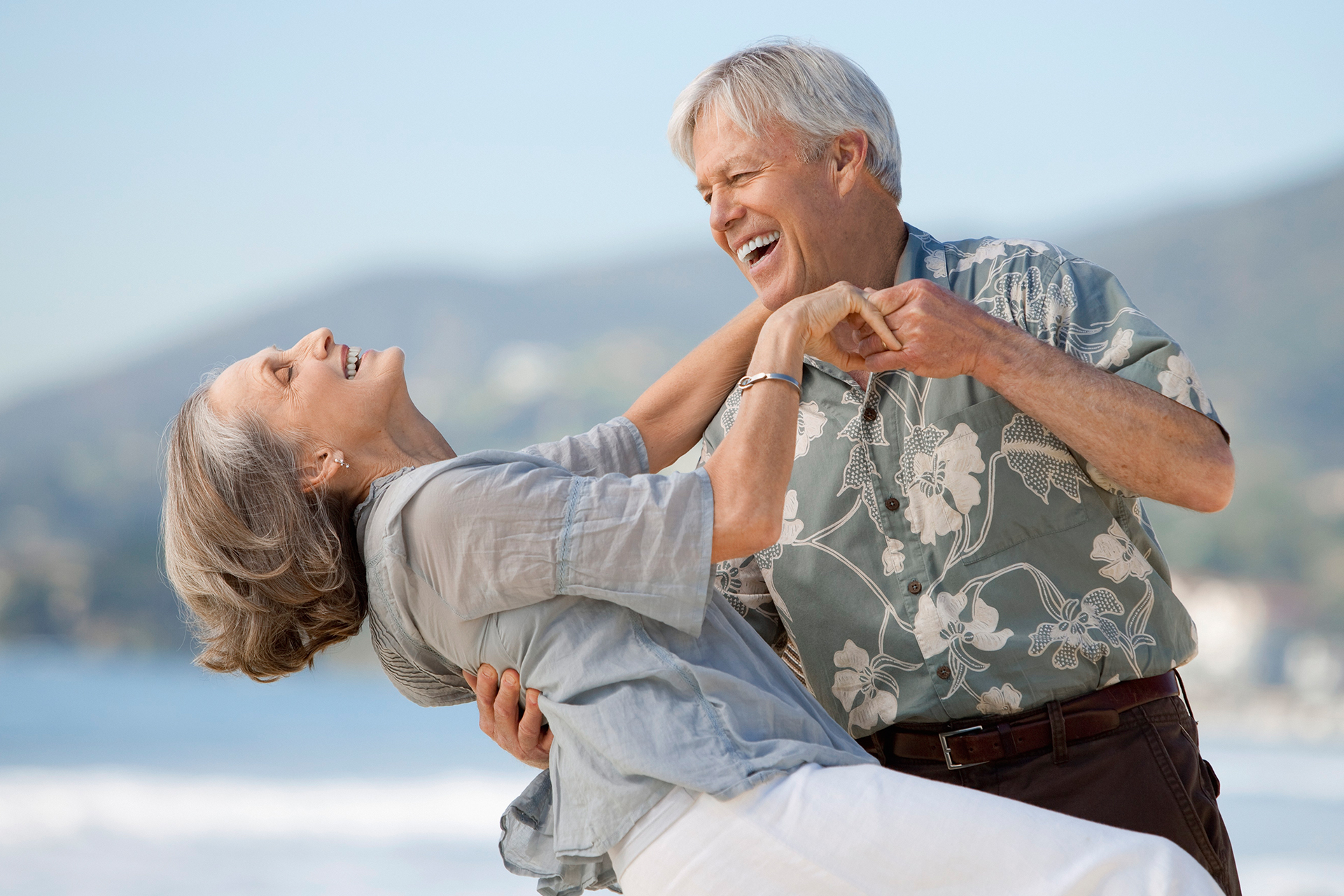 Счастье без возраста. Пожилая пара танцует. Счастливые пожилые люди. Радость жизни пожилые. Активные пожилые люди.